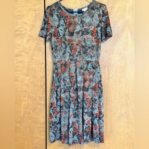 LuLaRoe EUC size M gray floral Amelia dress